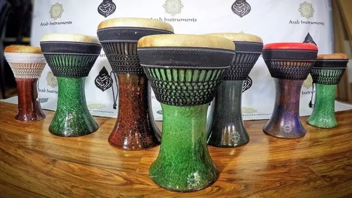 Darbuka (37 bilder): Hur många centimeter är höjd? Utbildningsspel på ett chockmusikinstrument, rytmer av den arabiska trumman och musik 26220_15