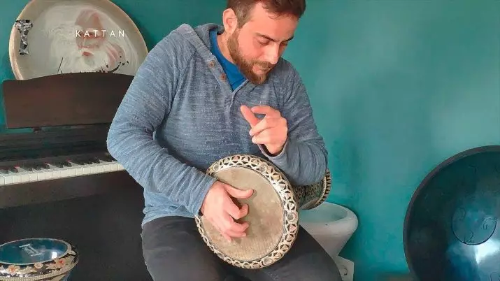 Darbuka (37 תמונות): כמה סנטימטרים הם גובה? משחק אימון על מכשיר מוסיקלי הלם, מקצבים של תוף ערבי ומוסיקה 26220_2