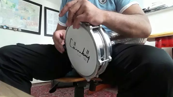 Darbuka (37 foto): Konbyen santimèt yo wotè? Fòmasyon jwèt sou yon enstriman mizik chòk, ritm nan tanbou a Arab ak mizik 26220_25