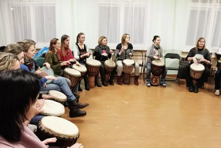 Darbuka (37 fotos): ¿Cuántos centímetros hay altura? Juego de entrenamiento en un instrumento musical de choque, ritmos del tambor árabe y música. 26220_31