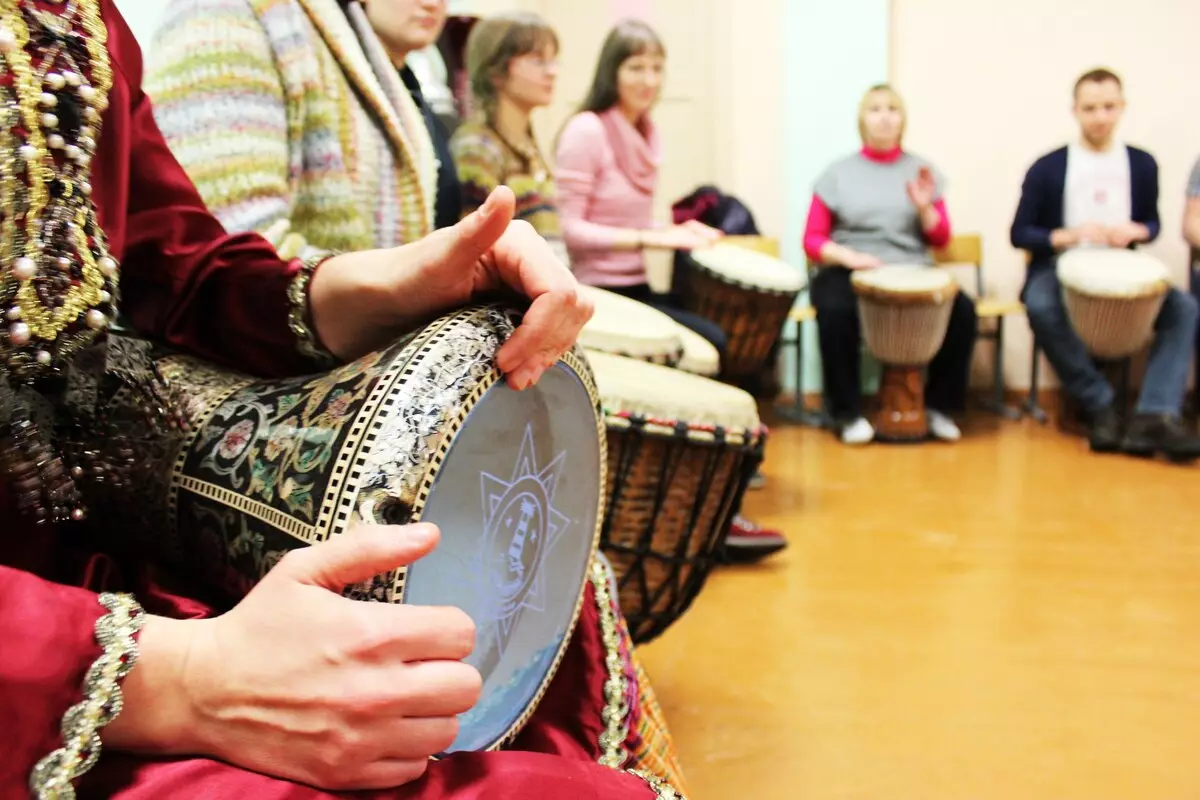 Darbuka (37 fotos): ¿Cuántos centímetros hay altura? Juego de entrenamiento en un instrumento musical de choque, ritmos del tambor árabe y música. 26220_32