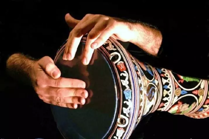 Darbuka (37 fotografii): Câte centimetri sunt înălțime? Joc de instruire pe un instrument muzical de șoc, ritmurile tamburului și muzicii arabe 26220_34