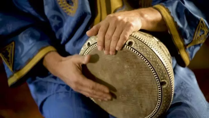 Darbuka (37 foto): Konbyen santimèt yo wotè? Fòmasyon jwèt sou yon enstriman mizik chòk, ritm nan tanbou a Arab ak mizik 26220_35