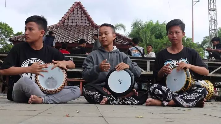 Darbuka (37 foto's): Hoeveel centimeters zijn hoogte? Trainingsspel op een schokmuziekinstrument, ritmes van de Arabische drum en muziek 26220_4