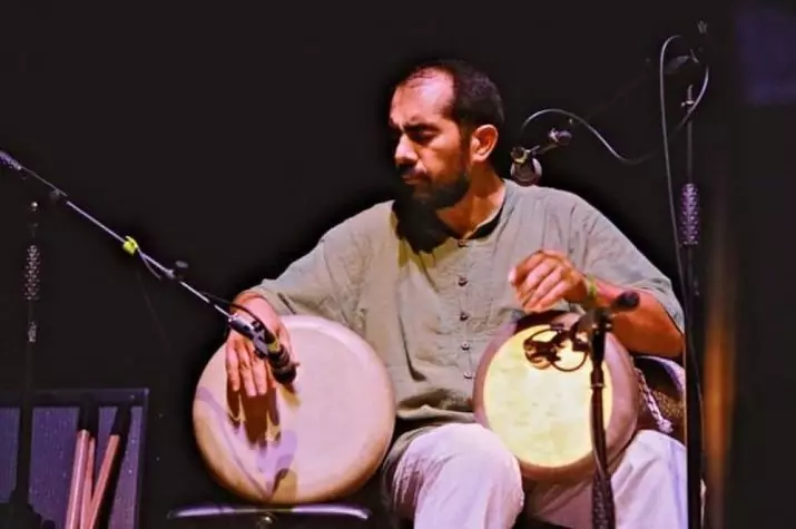 Darbuka (37 תמונות): כמה סנטימטרים הם גובה? משחק אימון על מכשיר מוסיקלי הלם, מקצבים של תוף ערבי ומוסיקה 26220_7