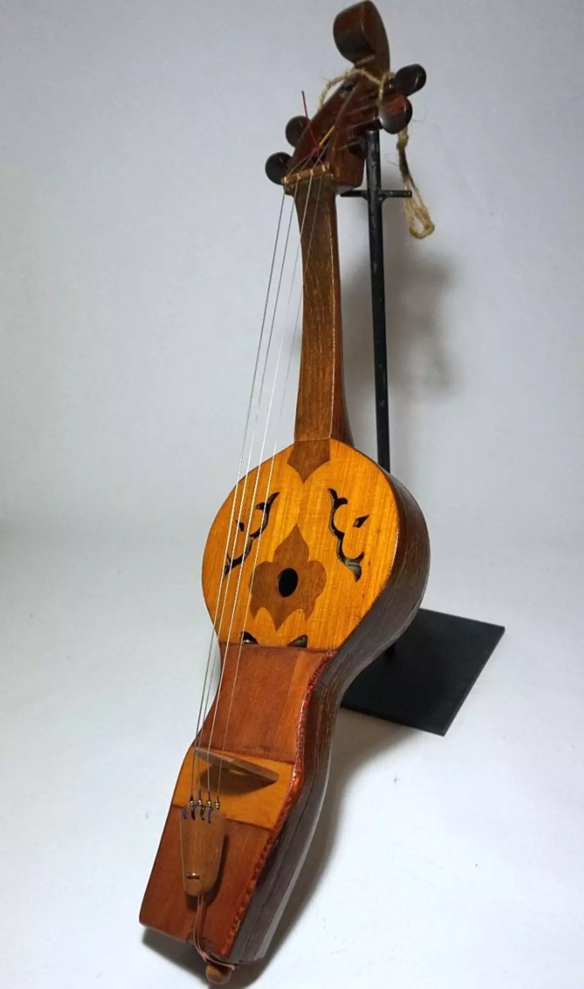 Kobz (27 fotos): Música del instrumento musical de cuerdas y la melodía Kyl-Koby. ¿Qué connotaciones vienen y qué es? Partes principales en la manufactura. 26222_9