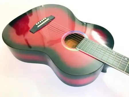 Guitarras para Fingerstyle: os mellores modelos de arriba, a altura da corda sobre o voitre. Como elixir? Tamaños de guitarras fingerstyle acústicos e outros 26232_10