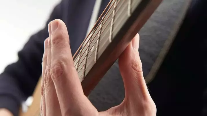 Guitarras para Fingerstyle: os mellores modelos de arriba, a altura da corda sobre o voitre. Como elixir? Tamaños de guitarras fingerstyle acústicos e outros 26232_14