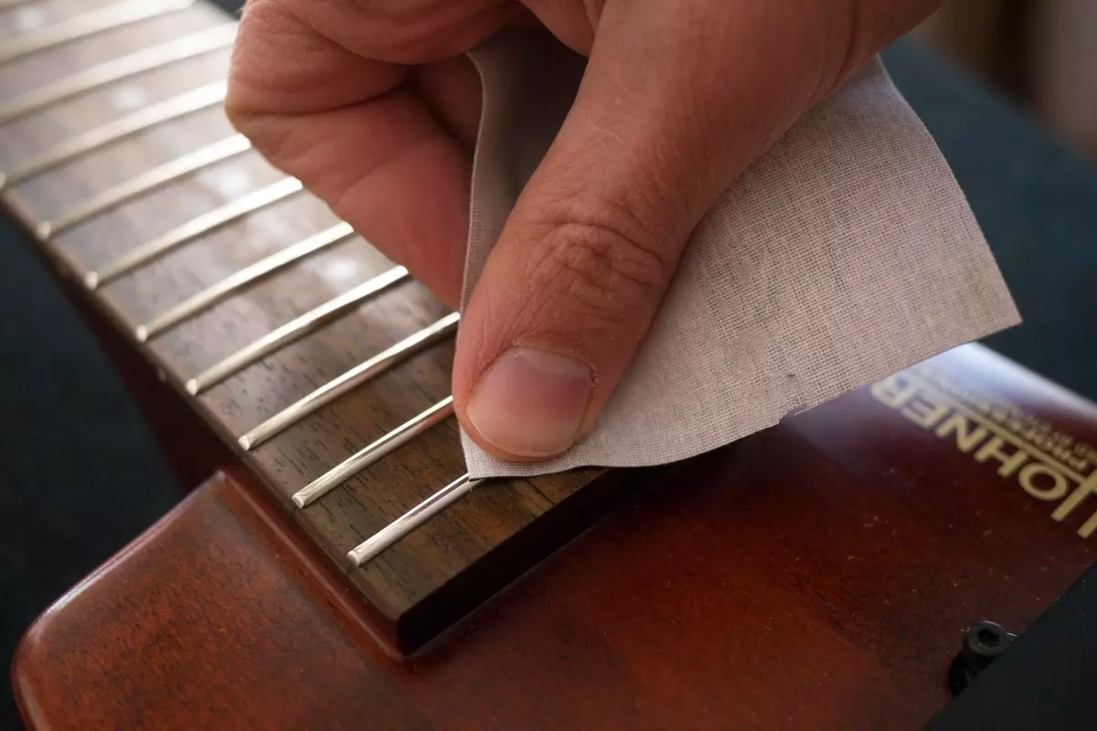 લેડી ગ્રાઇન્ડીંગ: ઇલેક્ટ્રિક ગિટાર અને એકોસ્ટિક ગિટાર પર તમારા પોતાના હાથથી ફ્રીટ્સ ફેંકવું? પોલિશિંગ સાધનો 26234_10