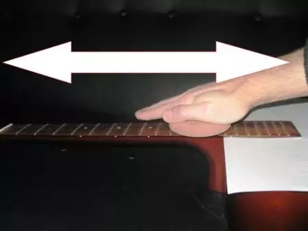 लेडी ग्राइंडिंग: इलेक्ट्रिक गिटार आणि ध्वनिक गिटारवर आपल्या स्वत: च्या हातांनी फ्रेट कसे फेकलेावे? पॉलिशिंग साधने 26234_11