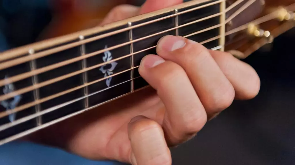 लेडी ग्राइंडिंग: इलेक्ट्रिक गिटार आणि ध्वनिक गिटारवर आपल्या स्वत: च्या हातांनी फ्रेट कसे फेकलेावे? पॉलिशिंग साधने 26234_2