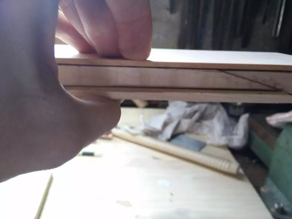 如何製作吉他？根據木材和膠合板在家裡的尺寸下製作自己的手。我還能做什麼？ 26238_17