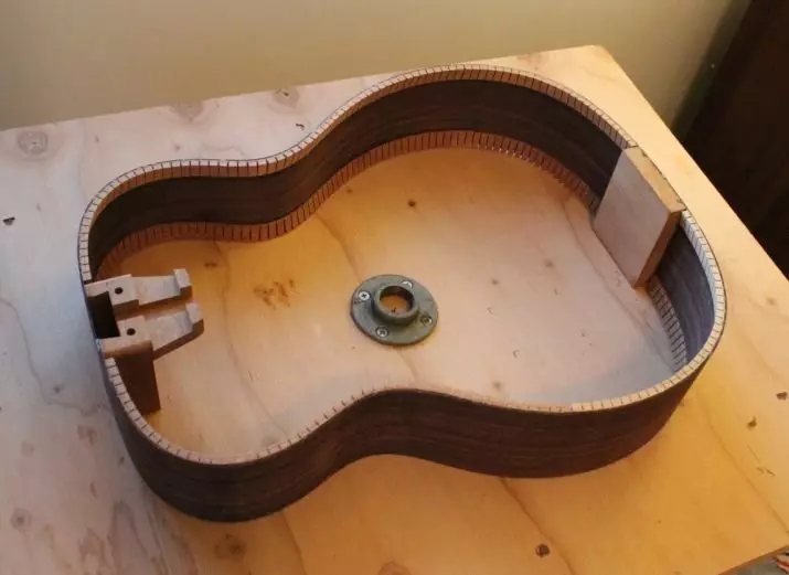 Cara membuat gitar? Membuat tangan Anda sendiri sesuai dengan gambar dengan dimensi di rumah dari kayu dan tripleks. Apa lagi yang bisa saya lakukan sendiri? 26238_4