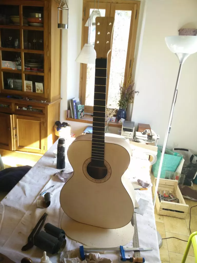 Làm thế nào để làm cho một cây đàn guitar? Làm tay của riêng bạn theo các bản vẽ với kích thước ở nhà từ gỗ và gỗ dán. Tôi có thể làm gì khác hơn mình? 26238_43