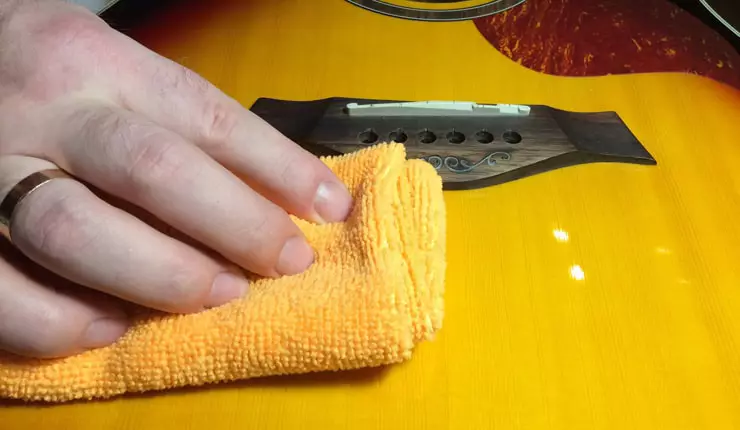 Citronolja för gitarr: Hur man använder och hur man byter ut olja från ett apotek? Varför är det nödvändigt? Bearbetning av gallret och sammansättningen av den eteriska oljan 26243_8