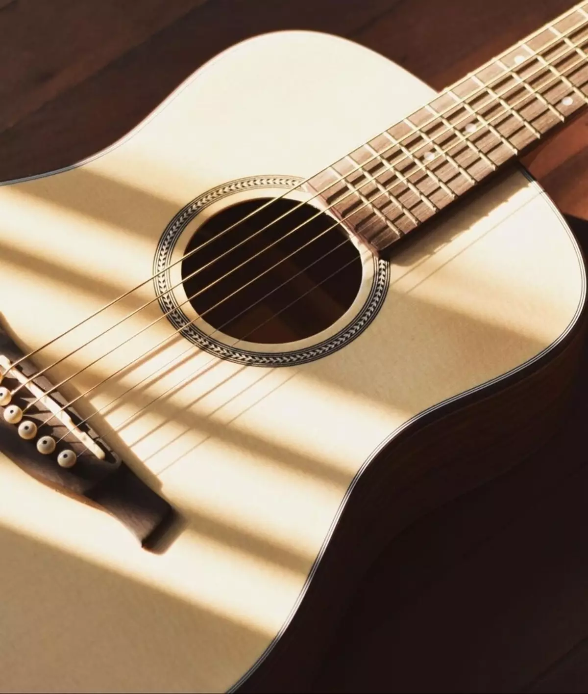 Per què la cadena al sotragueig de la guitarra? Què passa si a la guitarra elèctrica, la guitarra clàssica i acústica, cordes estan sonant durant l'impuls durant el joc? 26247_12