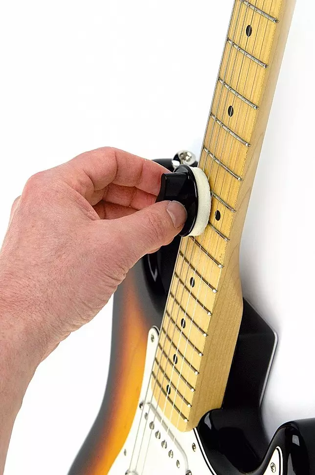 Per què la cadena al sotragueig de la guitarra? Què passa si a la guitarra elèctrica, la guitarra clàssica i acústica, cordes estan sonant durant l'impuls durant el joc? 26247_19