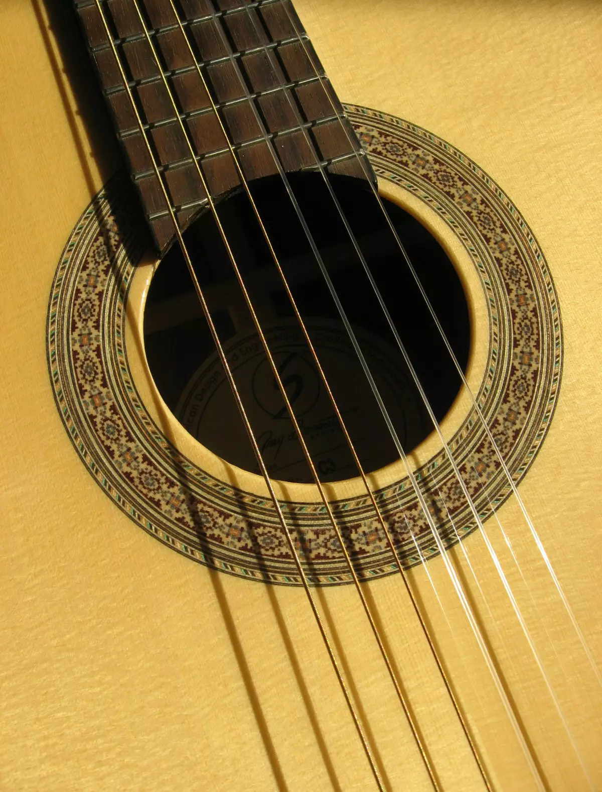 Perché fai la corda sulla chitarra che fluttua? Cosa succede se sulla chitarra elettrica, la chitarra classica e acustica, le stringhe stanno squillando durante il boost durante il gioco? 26247_2