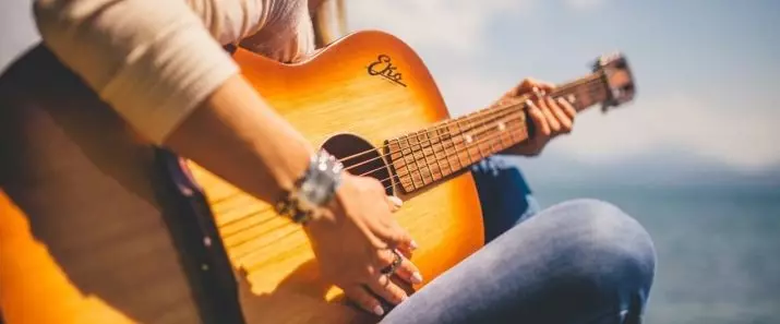 Per què la cadena al sotragueig de la guitarra? Què passa si a la guitarra elèctrica, la guitarra clàssica i acústica, cordes estan sonant durant l'impuls durant el joc? 26247_24