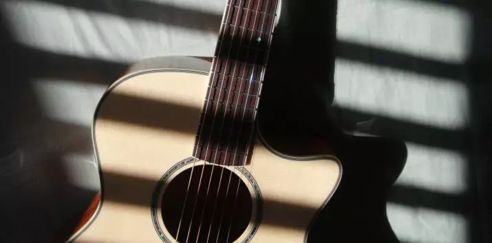 Per què la cadena al sotragueig de la guitarra? Què passa si a la guitarra elèctrica, la guitarra clàssica i acústica, cordes estan sonant durant l'impuls durant el joc? 26247_7