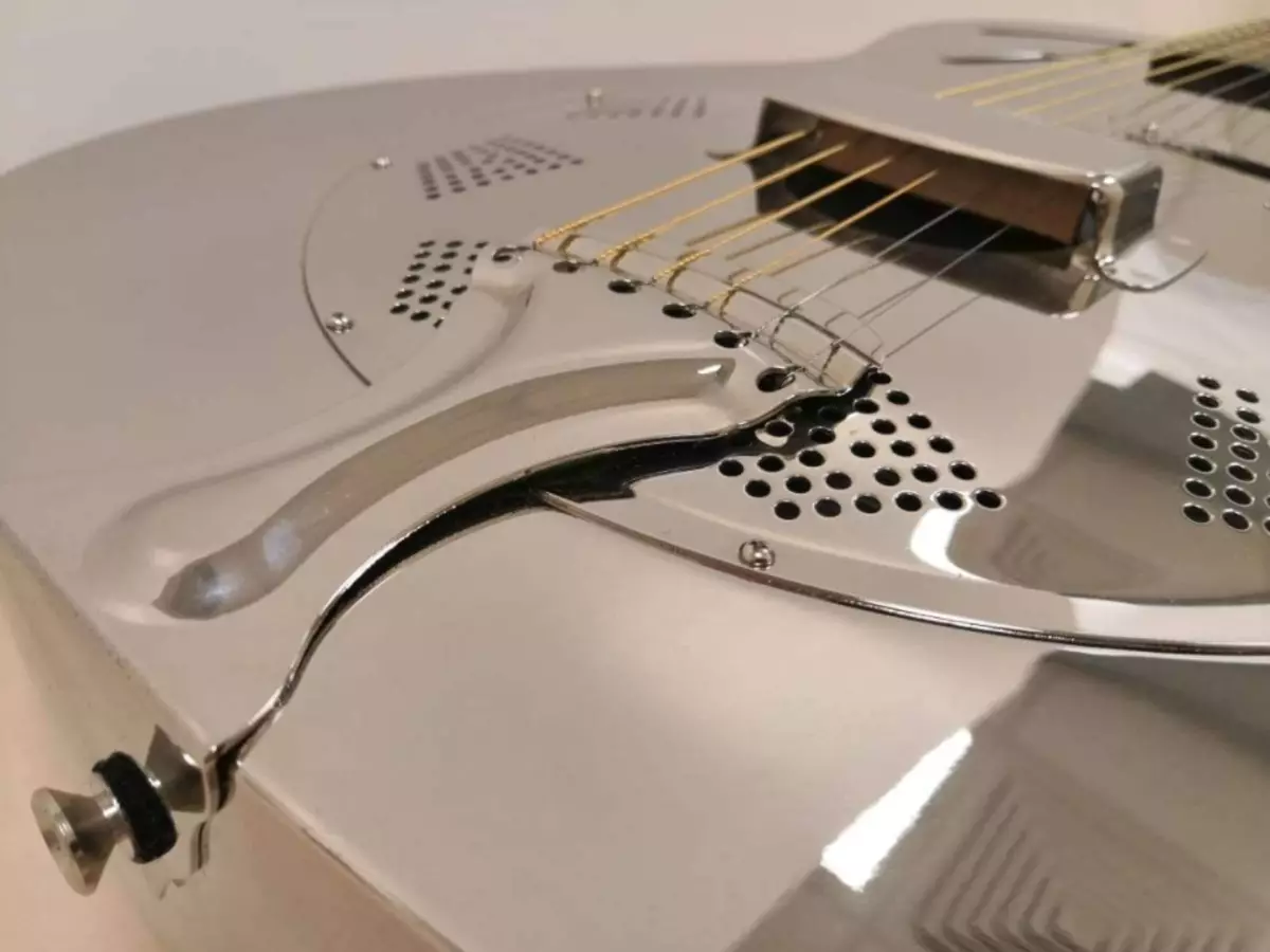 Resonatoraj gitaroj: resonantoj, muzika instrumento havas bonajn, fabrikantojn kaj teknologiajn ludojn 26250_4
