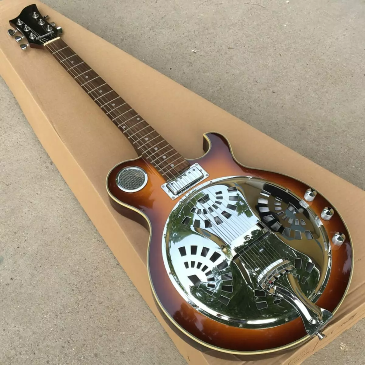 Resonatoraj gitaroj: resonantoj, muzika instrumento havas bonajn, fabrikantojn kaj teknologiajn ludojn 26250_9