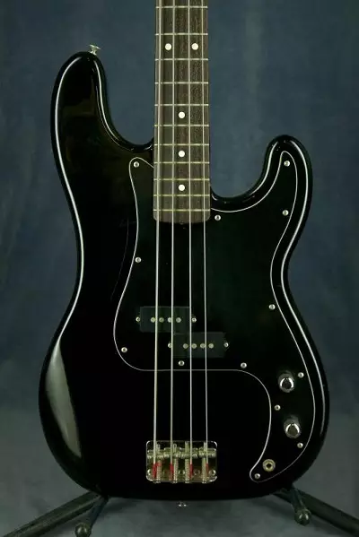 काळा गिटार: क्लासिक सहा-स्ट्रिंग आणि इतर गिटार, पांढरा आणि लाल-काळा रंग, मॅट आणि चमक 26252_25