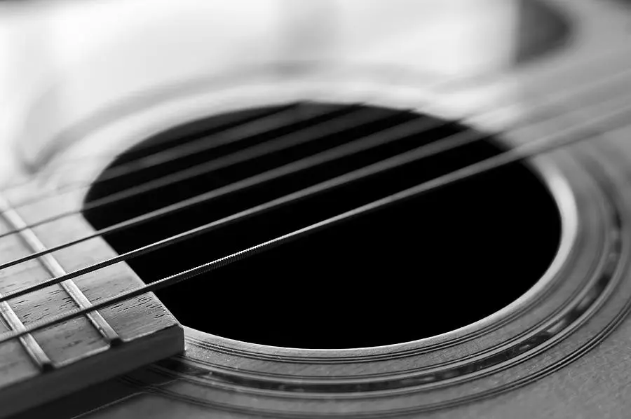 Gitar hitam: klasik enam-string dan gitar lainnya, warna putih dan merah-hitam, matte dan gloss 26252_3