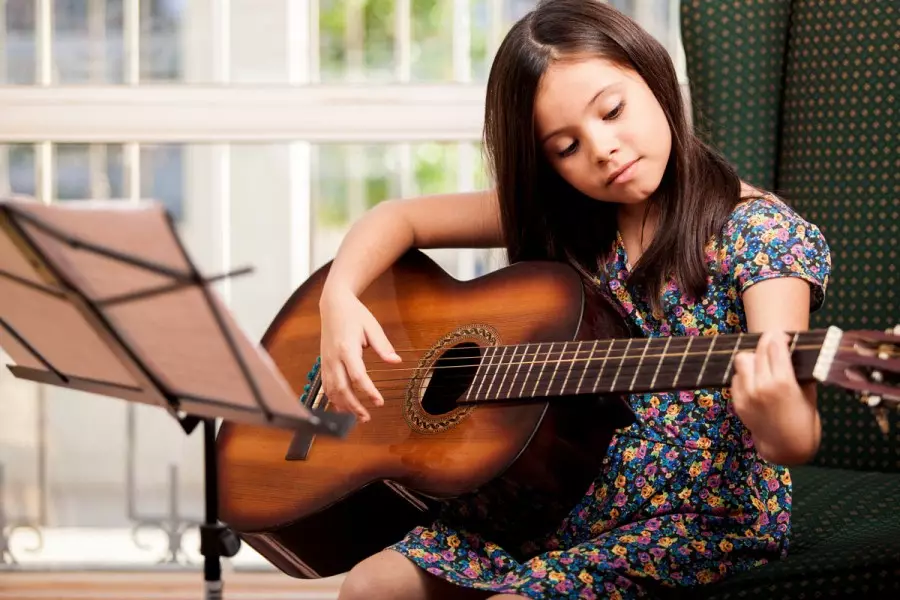 Tamaño de guitarras 3/4: guitarras clásicas e eléctricas. Qué significa? Dimensións en ver que idade son a guitarra de tres cuartos? 26253_12