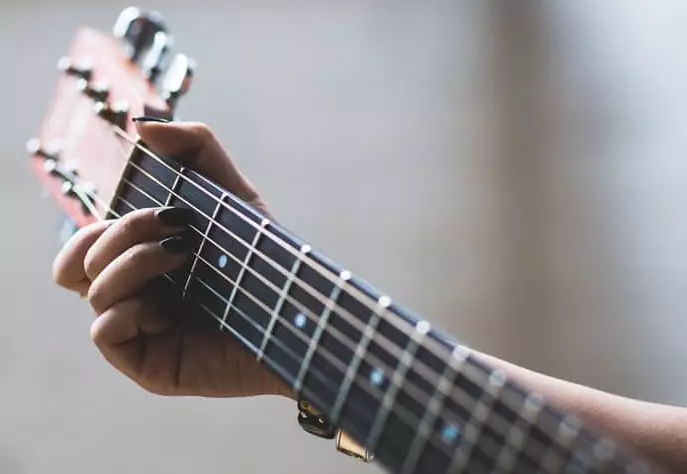 左撇子的吉他：如何左吉他播放，他们与普通不同的是什么？电吉他和经典。如何保持左侧吉他？ 26261_18
