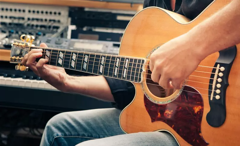 Gitarrer för vänsterhänta: Hur man spelar vänster gitarrer och vad de skiljer sig från vanliga? Elgitarrer och klassiskt. Hur man håller vänstersidig gitarrer? 26261_22