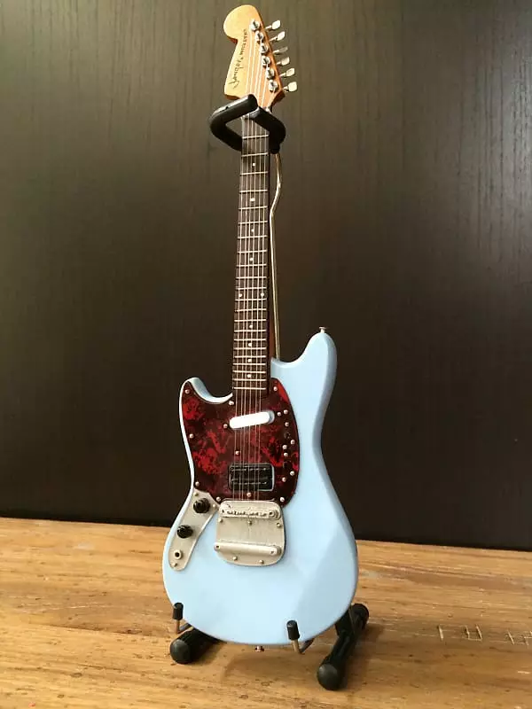 Mga Guitars sa Fender: Electro-acoustic, Bass Guitars ug Classic, Mustang ug CC-60SDES, KINABUHI SA PILI 26262_12