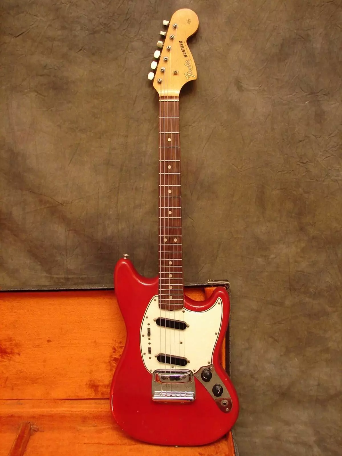 Guitars Fender: kitarat elektrike dhe elektro-akustike, kitarat bas dhe klasik, Mustang dhe CC-60SCE, modele të tjera, rast zgjedhjesh dhe komente 26262_13