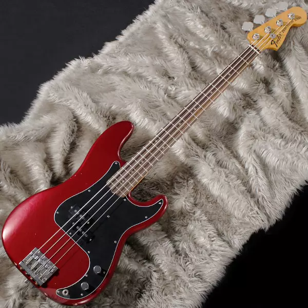 Ama-Fender Guitars: Izigingci zikagesi kanye ne-electro-acoustic, ama-bass guitars kanye ne-classic, ama-mustang kanye cc-60s-60sce, amanye amamodeli, amamodeli okukhethiwe 26262_21