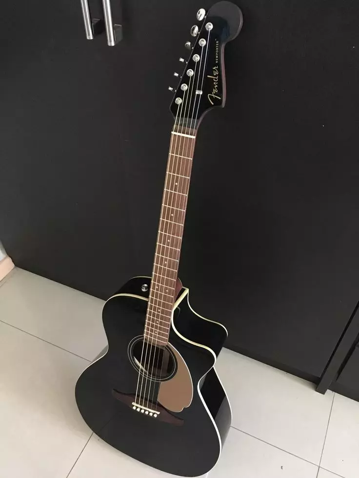 Ama-Fender Guitars: Izigingci zikagesi kanye ne-electro-acoustic, ama-bass guitars kanye ne-classic, ama-mustang kanye cc-60s-60sce, amanye amamodeli, amamodeli okukhethiwe 26262_4