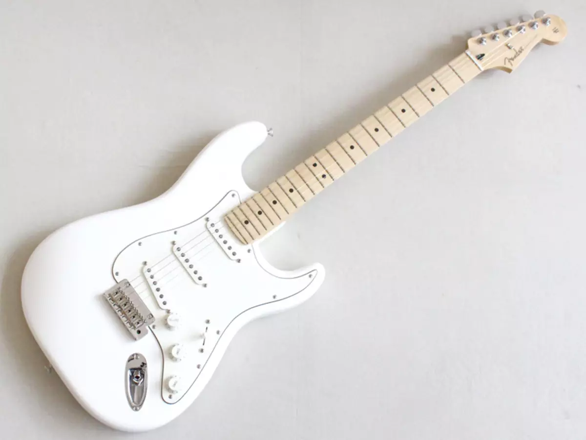 Guitars Fender: kitarat elektrike dhe elektro-akustike, kitarat bas dhe klasik, Mustang dhe CC-60SCE, modele të tjera, rast zgjedhjesh dhe komente 26262_41