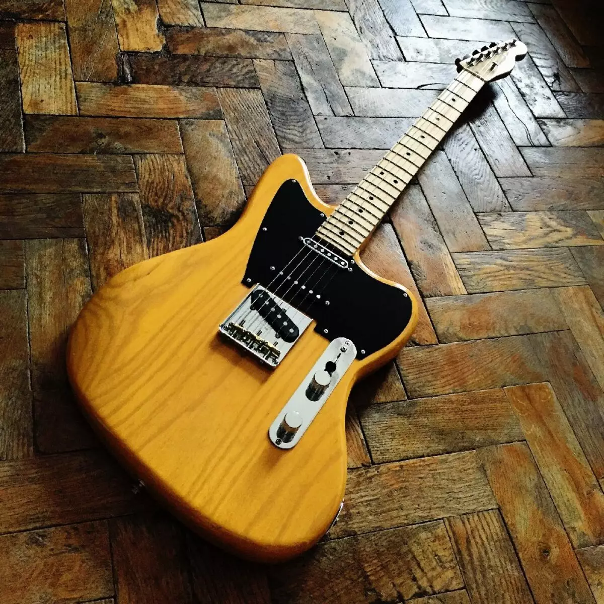 Sparnų gitaros: elektrinės gitaros ir elektro-akustinės, boso gitaros ir klasikiniai, Mustang ir CC-60Sce, kiti modeliai, pasirinkimo atvejai ir apžvalgos 26262_9