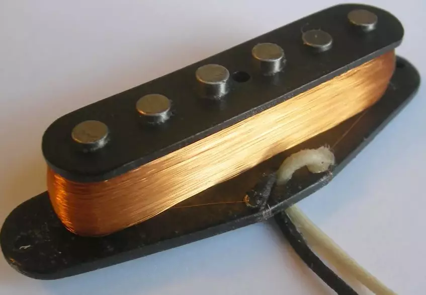 ध्वनिक गिटार पिकअप: माइक्रोफोन के साथ स्थापना, चुंबकीय और piezosimer। स्थापित करने के लिए बेहतर क्या है? 26265_11