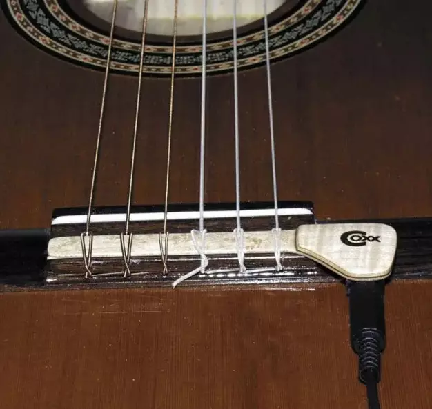Акустични гитара магнети: инсталација, магнетни и piezosimer со микрофон. Што е подобро да се инсталира? 26265_18