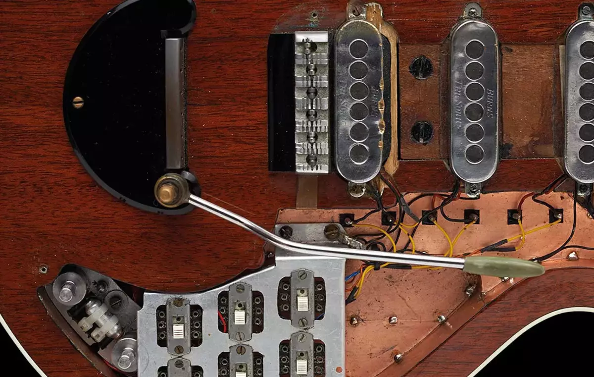 Акустични гитара магнети: инсталација, магнетни и piezosimer со микрофон. Што е подобро да се инсталира? 26265_19