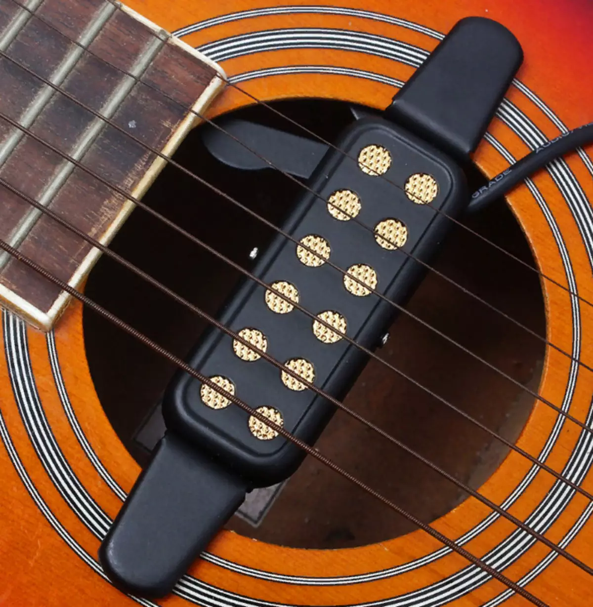 Pickups akustike kitarë: Instalimi, magnetik dhe piezosimer me mikrofon. Çfarë më të mirë për të instaluar? 26265_3