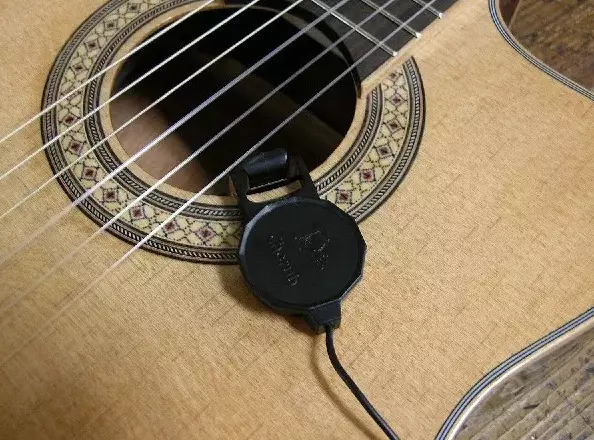 Pickups akustike kitarë: Instalimi, magnetik dhe piezosimer me mikrofon. Çfarë më të mirë për të instaluar? 26265_5