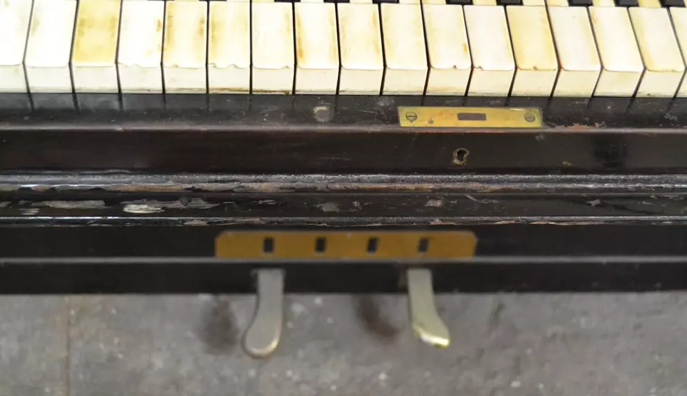 Reparearje en restauraasjepiano: Hoe kinne jo elektroanysk en oare piano realisearje mei jo eigen hannen? Hoe rendearje it polearjen fan 'e âlde piano? 26275_17