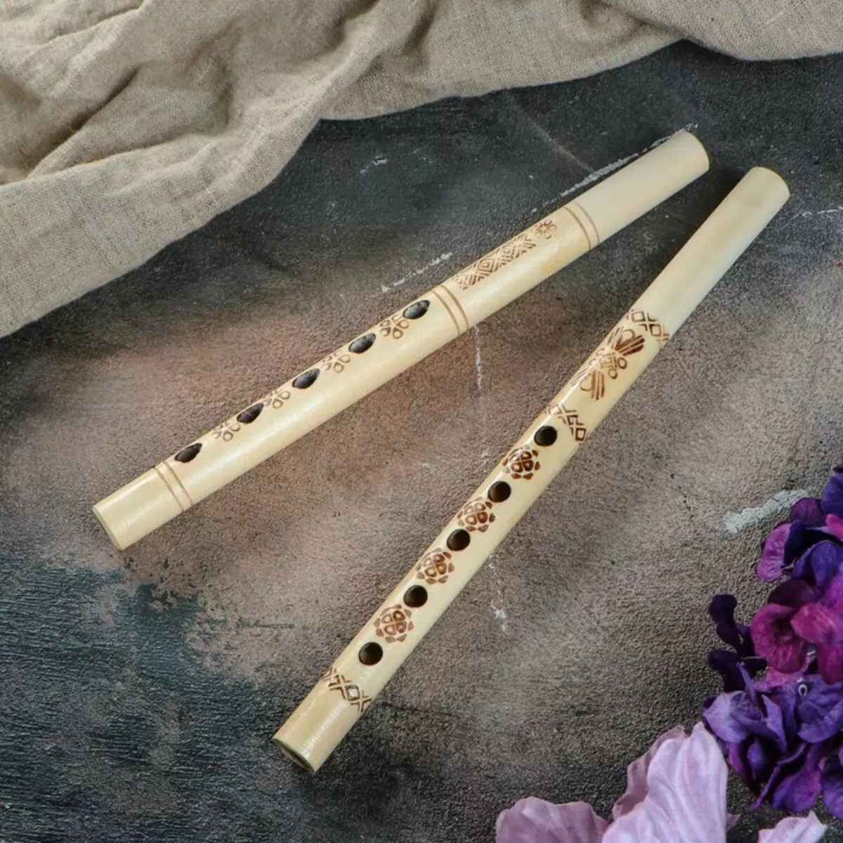 Flauto (46 foto): tipi di strumenti musicali. Com'è il trasversale, in legno multi-resistente, alcolizzato, antico e altre opzioni? 26288_28
