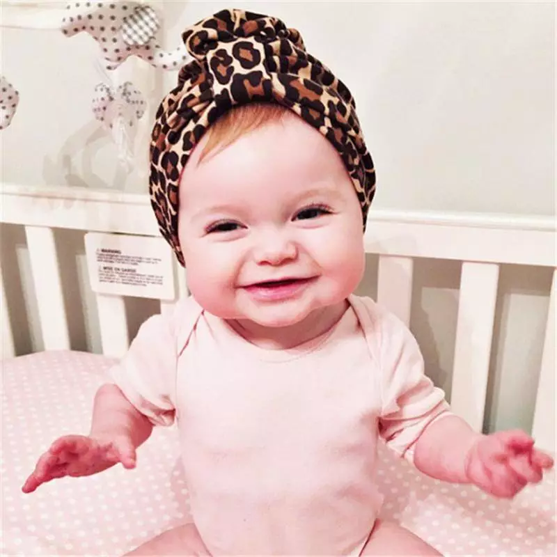 Bandagen auf dem Kopf für Neugeborene (39 Fotos): Modelle für Babys mit Blumen aus Foamiran und mit einem Bogen 2628_10