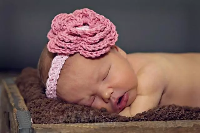 Obvazy na hlavě pro novorozence (39 fotek): Modely pro děti s květinami z Foamiranu a s lukem 2628_11