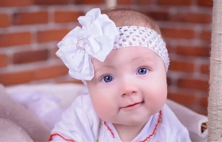 Bandagen auf dem Kopf für Neugeborene (39 Fotos): Modelle für Babys mit Blumen aus Foamiran und mit einem Bogen 2628_16