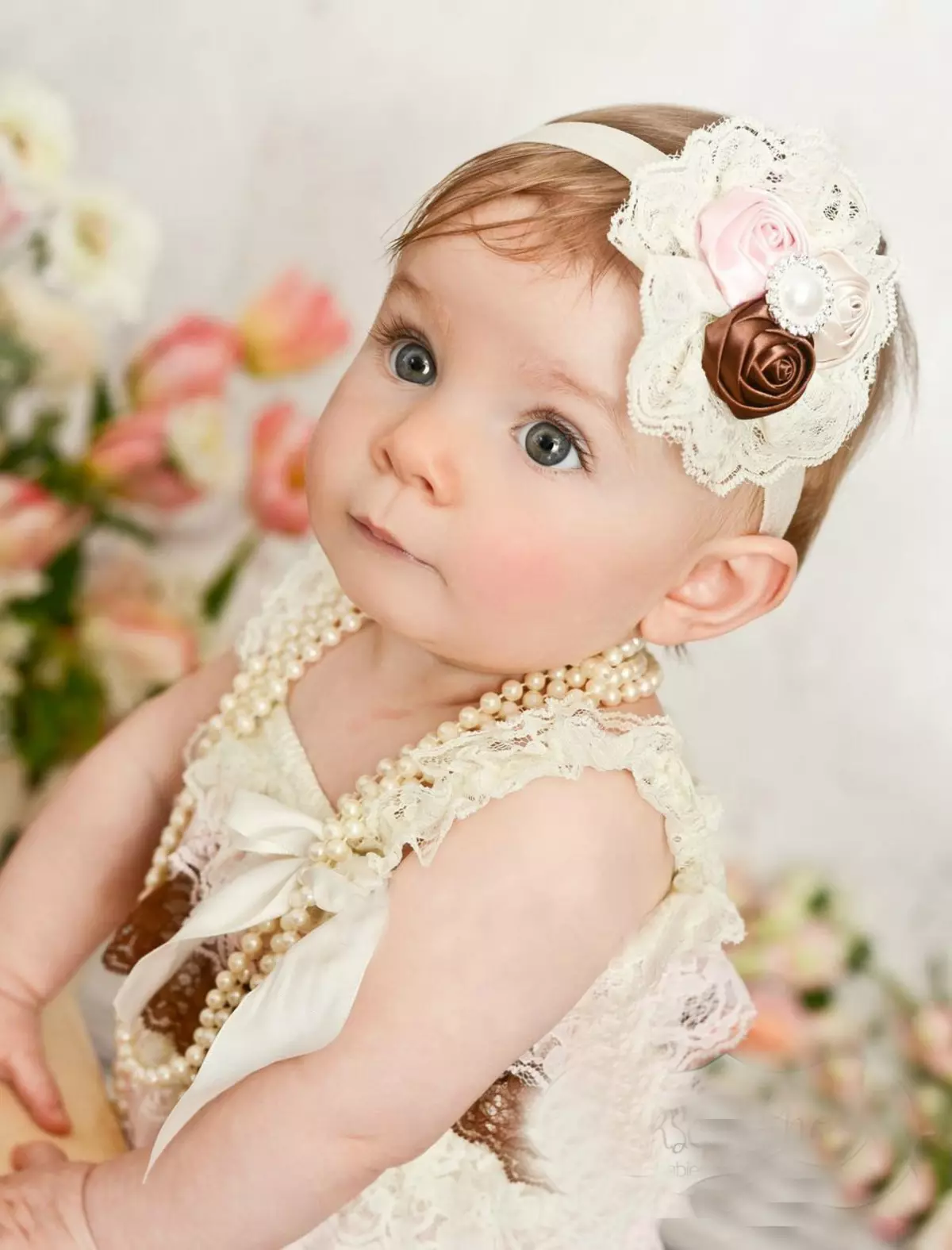 Bandagen auf dem Kopf für Neugeborene (39 Fotos): Modelle für Babys mit Blumen aus Foamiran und mit einem Bogen 2628_19