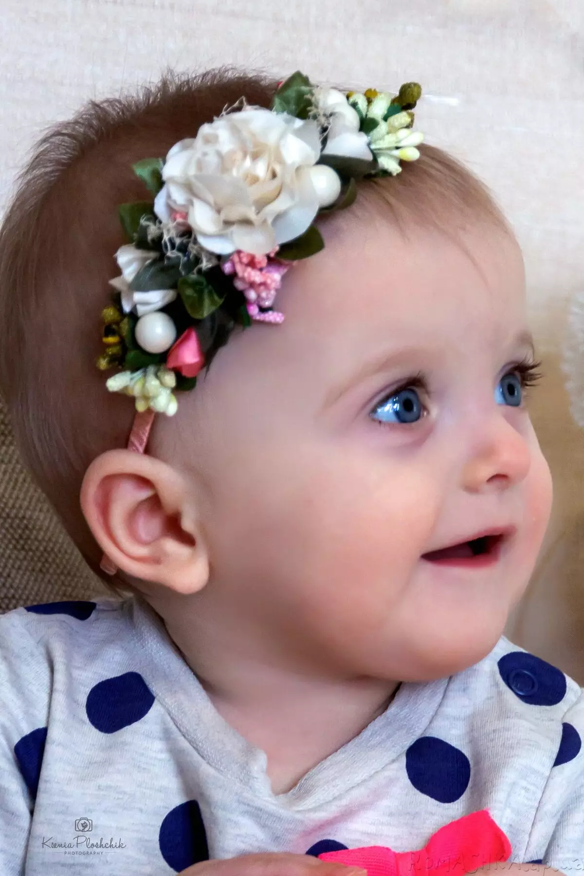 Bandagen auf dem Kopf für Neugeborene (39 Fotos): Modelle für Babys mit Blumen aus Foamiran und mit einem Bogen 2628_34