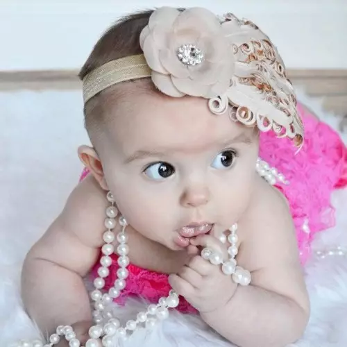 Bandagen auf dem Kopf für Neugeborene (39 Fotos): Modelle für Babys mit Blumen aus Foamiran und mit einem Bogen 2628_36
